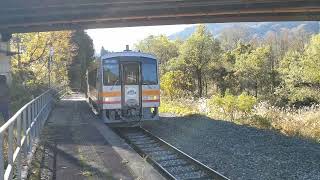 大糸線　北小谷駅を発車するキハ120形普通列車。ぜひ廃線を阻止したい！　2022年11月12日(土)。