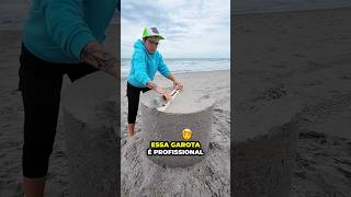 Ela É Profissional Em Fazer Castelo De Areia