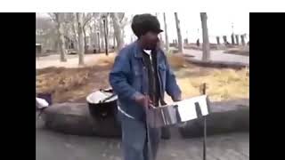 Amerikalı Sokak Sanatçısının Çaldığı Türkçe Şarkı Resimi