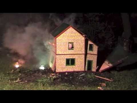 BLOWING UP A 1-16 DOLLS HOUSE NO2