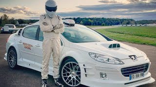 Le STIG conduit la 407 de TAXI 5 sur le Circuit TOP GEAR