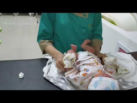 mengganti popok bayi nol bulan