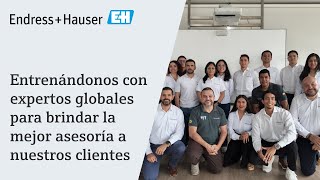 Capacitándonos con expertos globales para impulsar mejores resultados en tu operación
En Endress+Hauser Colombia entendemos que liderar procesos más eficientes y confiables comienza con conocimiento actualizado y profundo de cada variable.
Por eso, fortalecemos constantemente nuestras capacidades técnicas junto a expertos globales. En esta ocasión, nuestro equipo recibió formación de Ian Marques (temperatura y componentes de sistema) y Marcus Melo (nivel y presión), especialistas de nuestro centro de producción en Brasil.
Este intercambio de conocimiento nos permite comprender con mayor precisión los retos de cada industria y acompañar a nuestros clientes con soluciones más acertadas, consistentes y orientadas a resultados. Capacitándonos con expertos globales para impulsar mejores resultados en tu operación