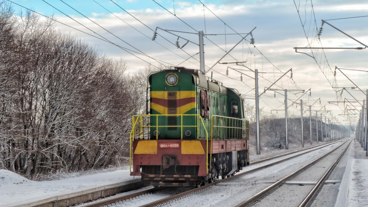 Під дротами! Тепловоз ЧМЕ3-6086 з привітною бригадою слідує по перегону