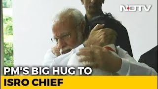 Moment When PM Modi Consoled An Emotional ISRO Chief screenshot 4