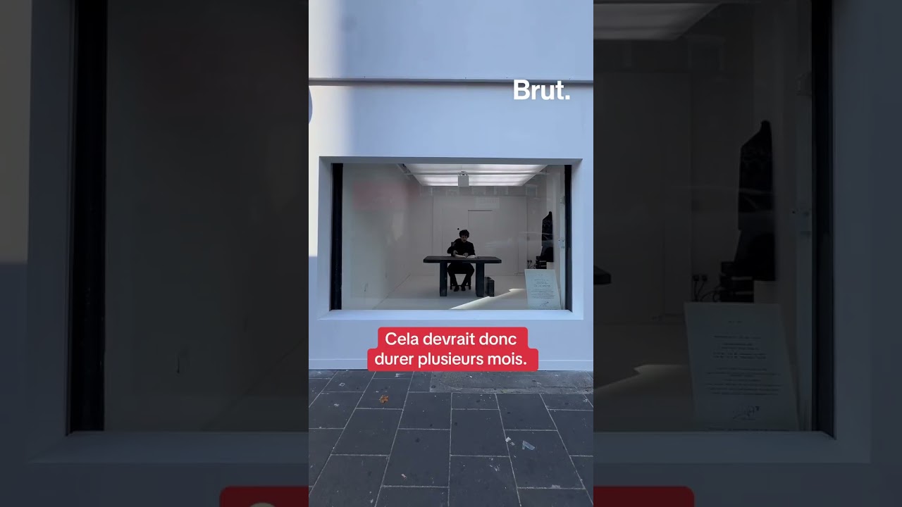 Nouvelle performance artistique de Rilès, qui va écrire l’intégralité de la Bible à la main.