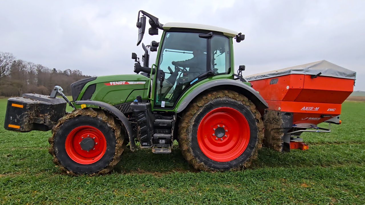 Der Praxistest v. neuen Fendt 311 Vario mit Rauch AXIS-M 30.1 EMC Düngerstreuer & Erstinbetriebnahme