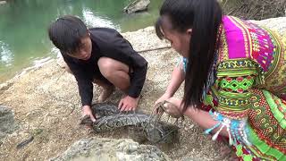 Primitive Life: Smart Girl&#39;s Fishing Catches Giant Python By Simple Fish Trap - Anaconda Vs Girl&#39;s