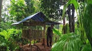 SOLO CAMPING HUJAN DERAS DI KEBUN DURIAN ATAS BUKIT- MEMBANGUN SHELTER UNTUK NUGGU DURIAN JATUH