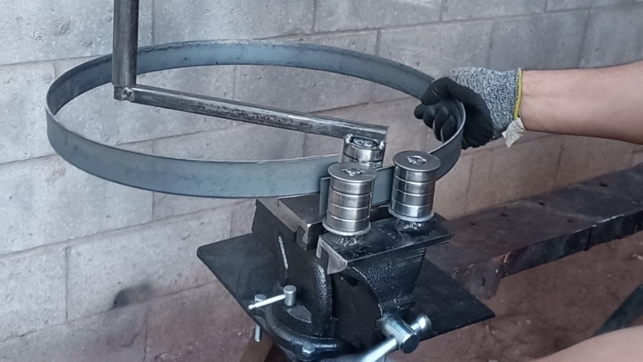 How to make a metal roller bender with a vise | Homemade metal projects