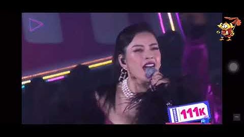 Chi Pu tìm tay, hú hú, êi êi, gâu gâu đến lạc giọng trên sân khấu