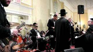 Video thumbnail of "Lipa Shmeltzer - Uri Sprecher's Wedding Entrance"