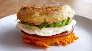 Идеальный сэндвич на завтрак с соусом шрирача-майонез