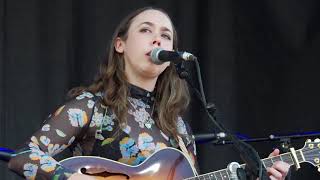 Vignette de la vidéo "Sarah Jarosz nods to John Prine "Unwed Fathers" FreshGrass 2021"