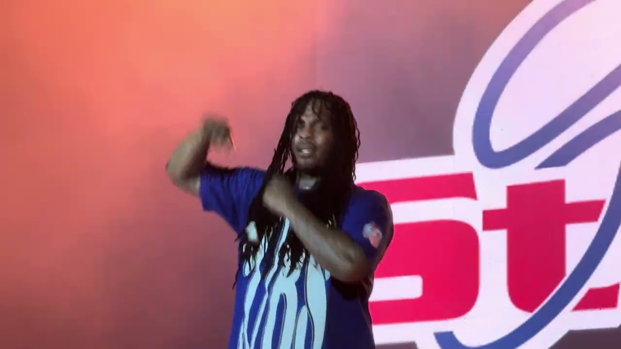Waka Flocka Flame -  No Hands (Live)