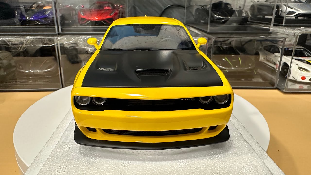 Dodge Challenger SRT Hellcat Widebody (Yellow) 1/18 AUTOart 71737