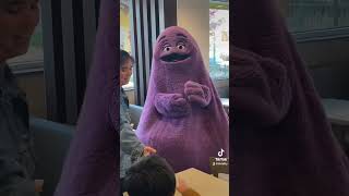 Woman wants a picture with grimace at McDonald’s