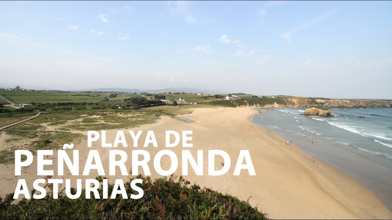 Playa de Penarronda, paseo infinito hacia el mar, surf de fondo