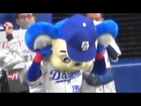 2022.04.01 気合を入れて立浪監督からメンバー表を受け取るドアラ