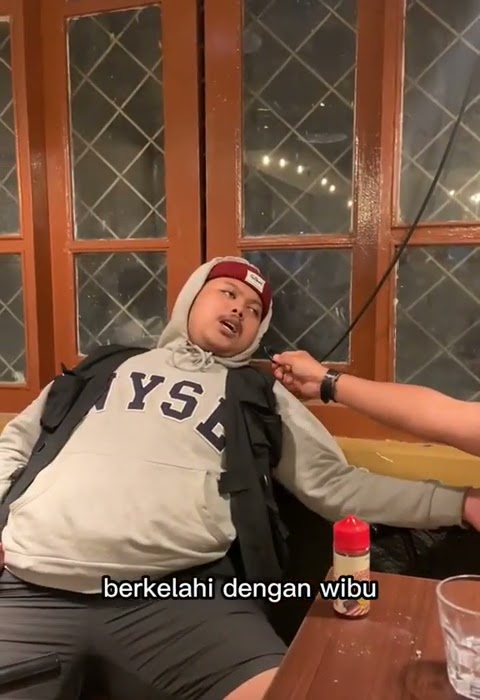 anak sekecil itu...berkelahi dengan wibu..sambung lagu kocak