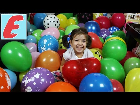 ემილია თამაშობს ბუშტებით სადაც ეძებს სიურპრიზებს