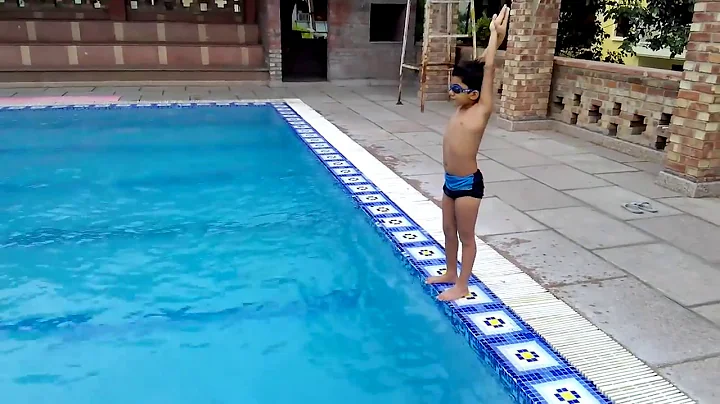 6 yr kid Crossed full Pool Underwater  |  unbelievable underwater swimming - DayDayNews