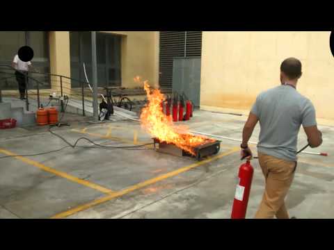 Video: ¿Funcionaría un extintor de co2 en un incendio oxidante?