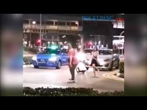 Detik-detik Wanita Mabuk Ini Nekad Membuka Baju di Pinggir Jalan. Memalukan. Ini Videonya