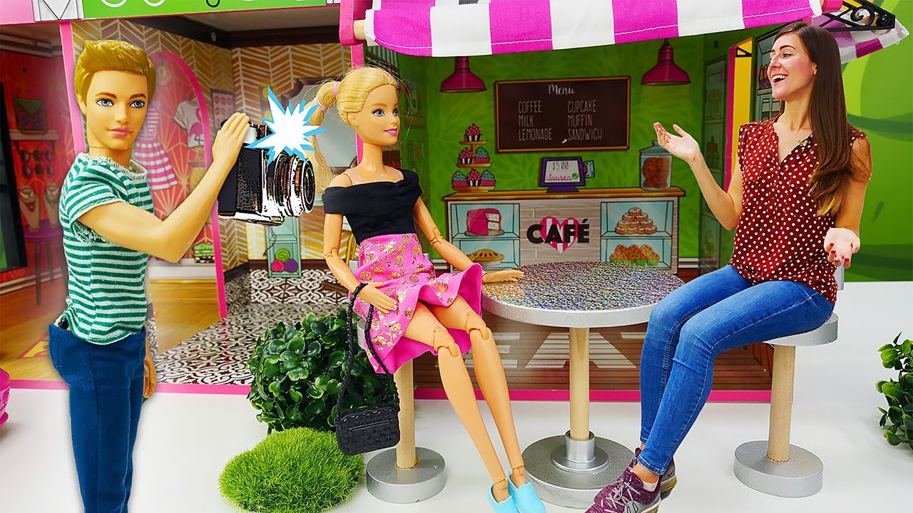 Astrolabio tímido Creación Ken espía a Barbie por celos. Vídeos de Barbie en español. Juegos con  Barbies - YouTube