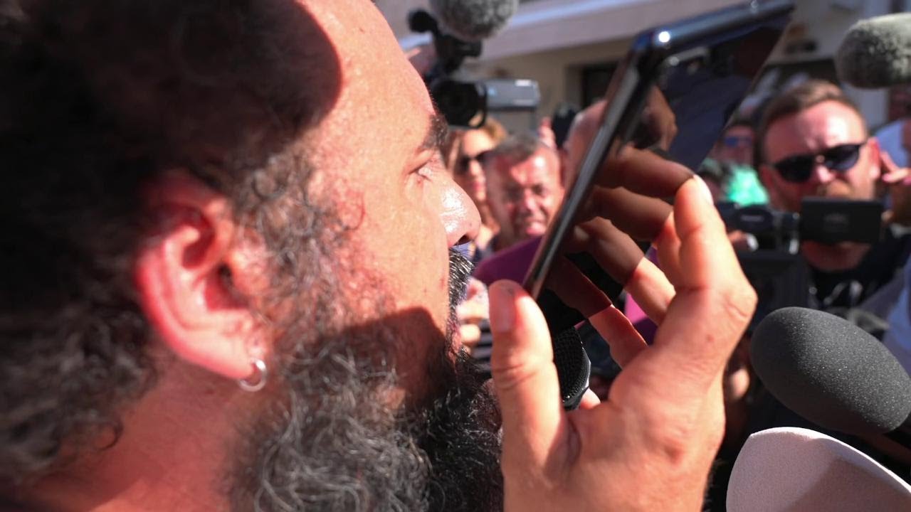 Lampedusa, il questore urla al telefono con gli abitanti e chiude dicendo: 