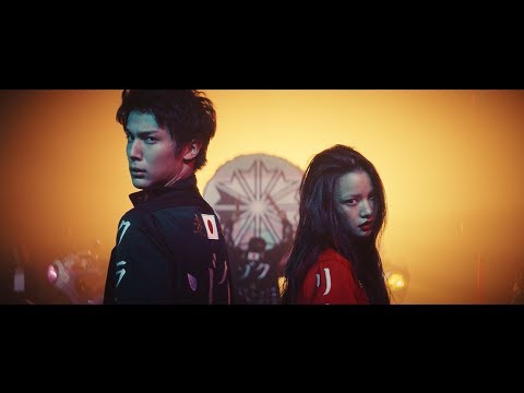 中川大志＆織田梨沙、暴走族姿でネオンをバックに音楽を奏でる　リーボック「ZOKU THE MOVIE」
