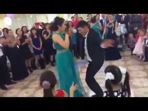 ქორწილში მეჯვარეების  ასეთმა ცეკვამ ყველას ყურადღება მიიპყრო - სტუმრები მათ თვალს ვერ აცილებდნენ