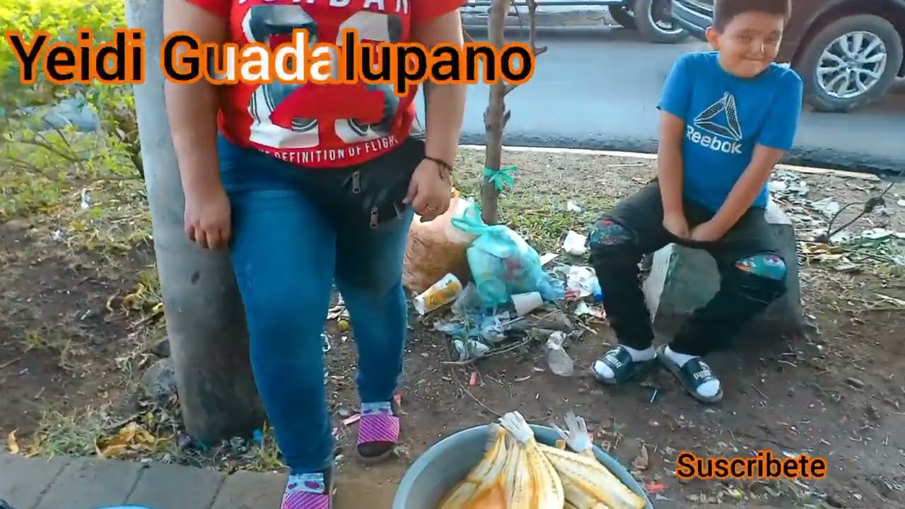 Comprando Tamarindo En La Plaza De Nueva Guadalupe 