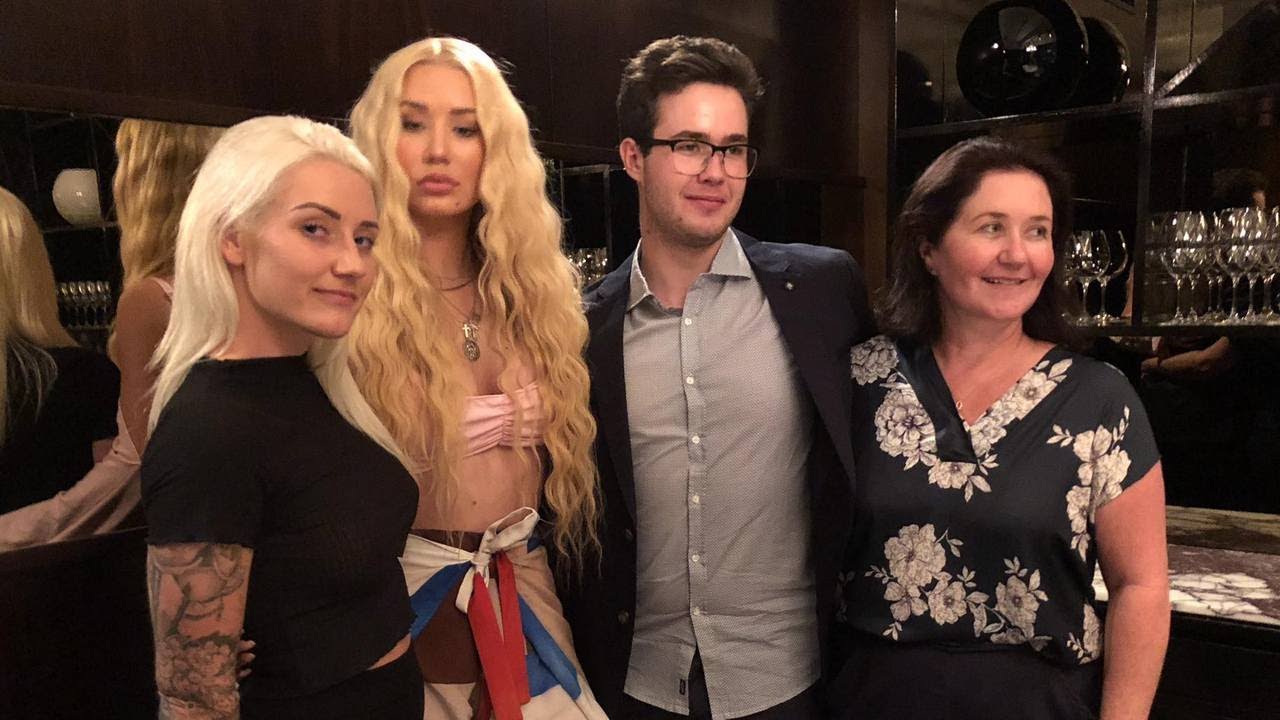 Who are Iggy Azalea parents and siblings?