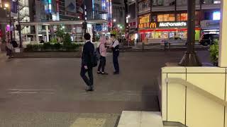 緊急事態宣言の中、警察官にお金を要求するおかしな人。