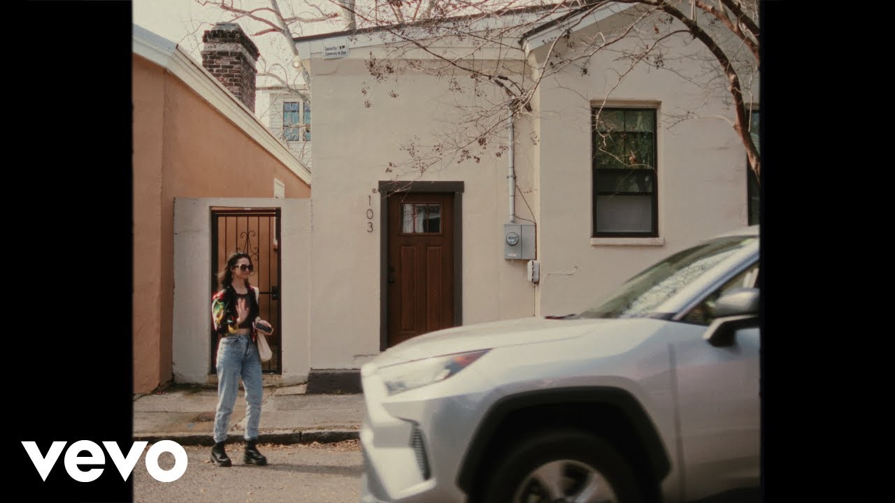 Kip Moore - Solitary Tracks (Official Music Video) Kip Moore - Solitary Tracks (Official Music Video)