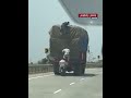 Caught On Camera Thieves On Bike Steal Goods From Moving Truck On Agra Mumbai Highway mp3