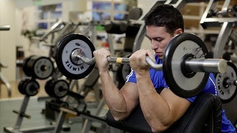 Rosca Scott com Barra W - Exercício para Bíceps