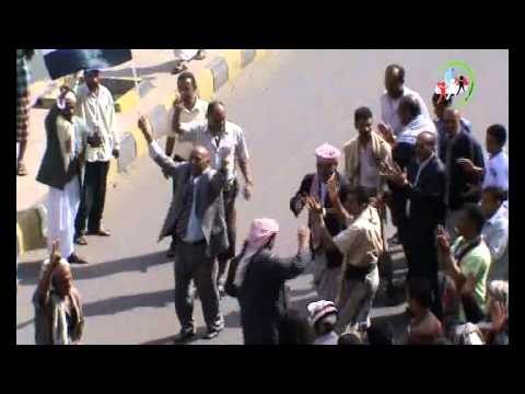 رقص وطرب بشارع جمال بمناسبة عيد الاستقلال رغم القصف المستمر 1 12 2011م