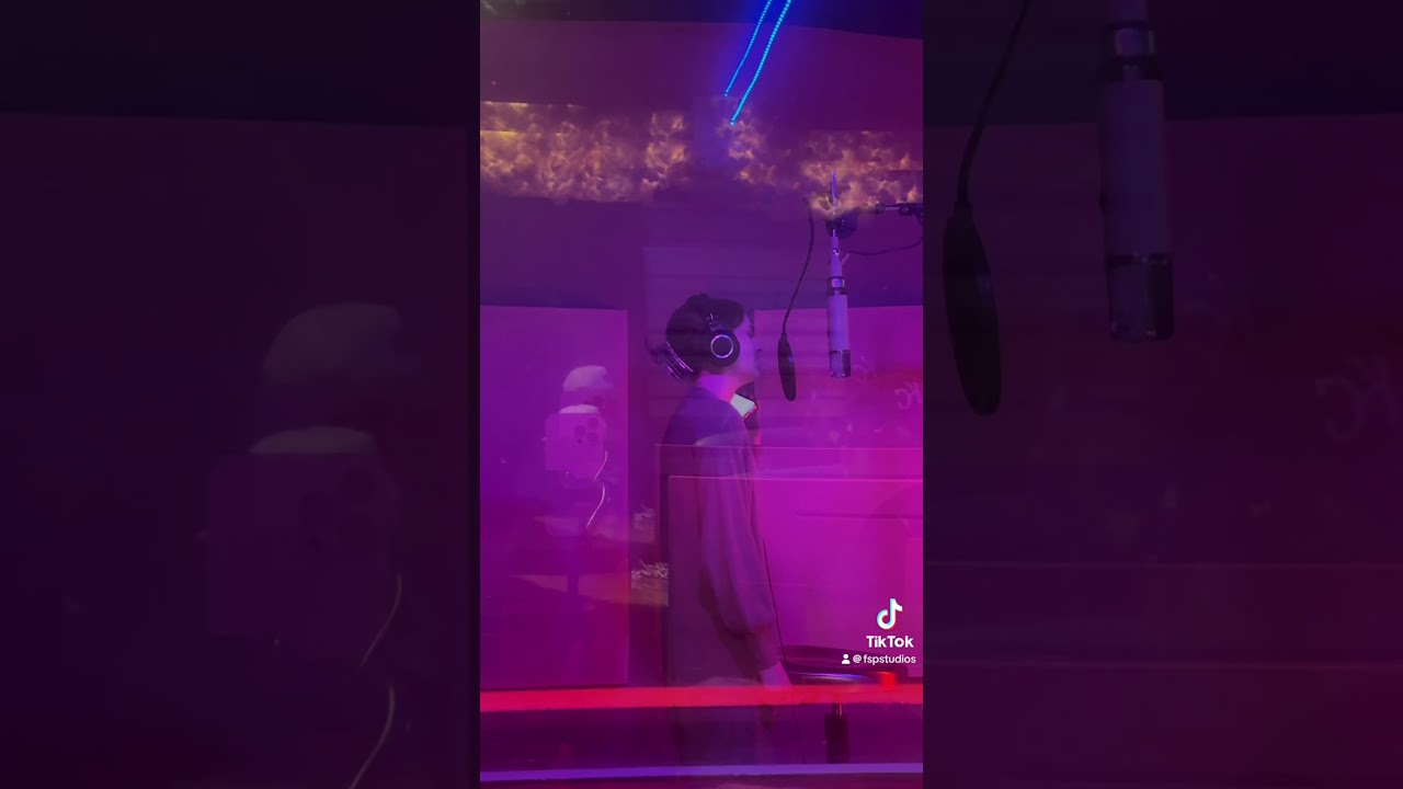 incredible voice mo11y is recording live in studio