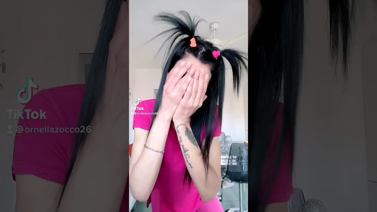 Introducing the "VitaWear SmartBand," a next-generation wearable gadget P21540:07f197