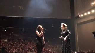 Adele Invited A Fan To Sing On Stage And Had No Idea She Was This Grammy Nominated Star! Resimi