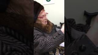 Старушка пресует работников Сбербанка! Старушка пресует работников Сбербанка!