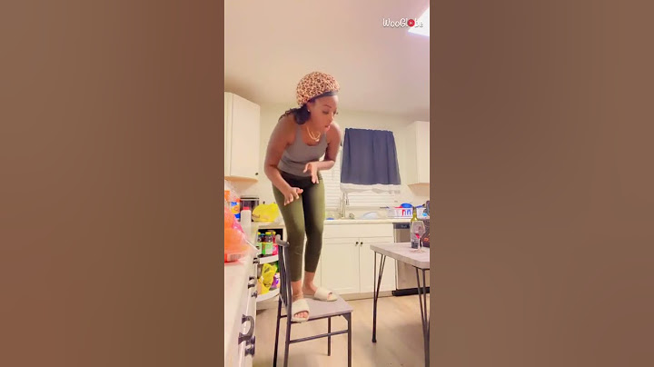 Woman panics after the crabs she planned on cooking break free || WooGlobe