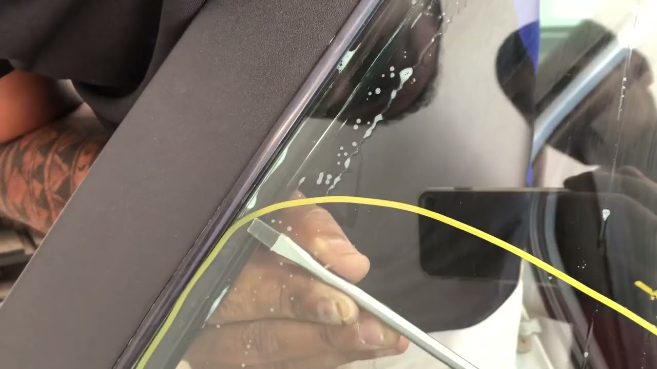 Aplicando película no VIDRO VIGIA DO GOL G4