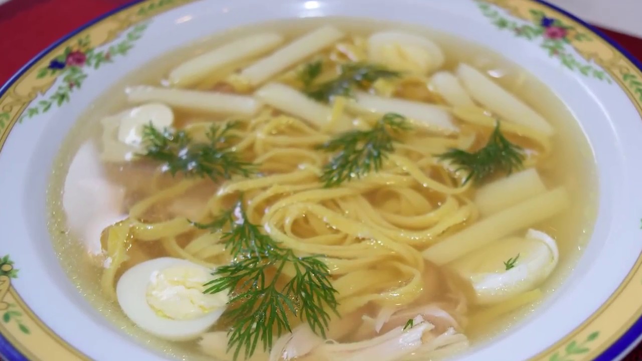 Сделать лапшу домашнюю для куриного супа. Суп из петуха домашнего с лапшой. Домашняя лапша из петуха. Суп из домашней лапши с курицей на поминки. Суп готово! С лапшой, 150 гр..