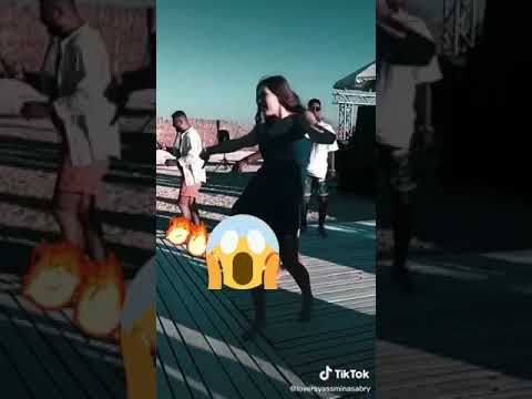 بنت صايعه تخلع ملابسها وهي بت ف الساحل مارينا 