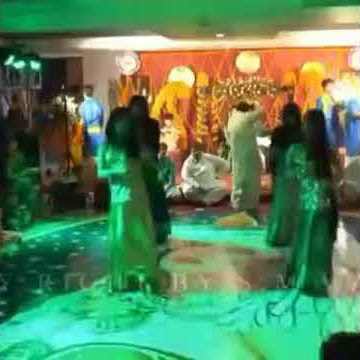 Feroze Sis Dua Malik Mehndi's dance Sajal aly & Feroze khan on kamli song