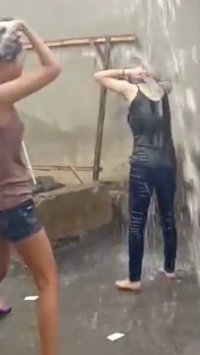 Si Gadis Mandi Air Hujan