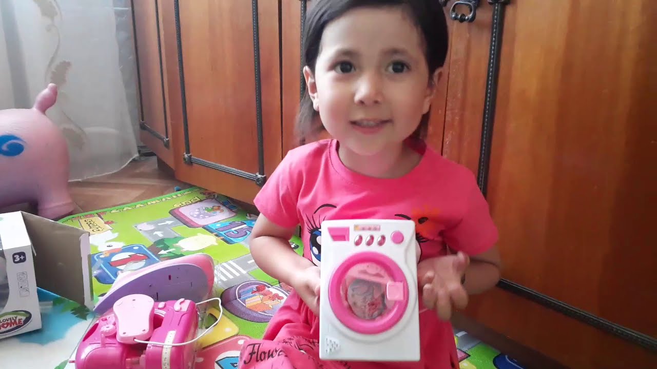 мистер макс kinder сюрприз. детский канал недетская распаковка. киндер сюрприз катя и макс. не детская распаковка. как девочка играет с куклами лол.